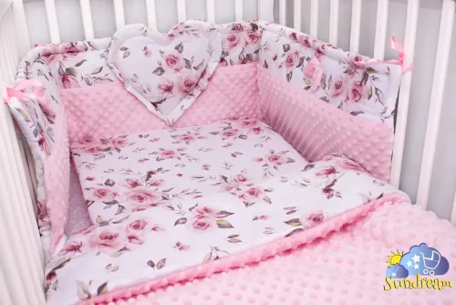 zestaw-do-lozeczka-z-ochraniaczem-z-sercem-roze-angielskie-z-rozowym-minky