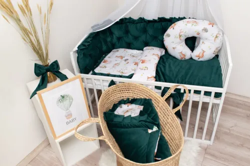 Komplet do lozeczka 6-elementowy zwierzeta las velvet butelka z ochraniaczem pikowanym, przescieradlem, rozkiem oraz poduszka rogal do karmienia