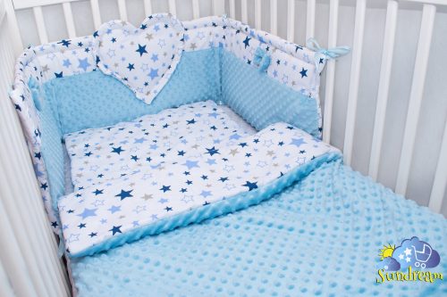 zestaw-do-lozeczka-z-ochraniaczem-z-sercem-gwiazdki-granatowe-z-blekitnym-minky-scaled