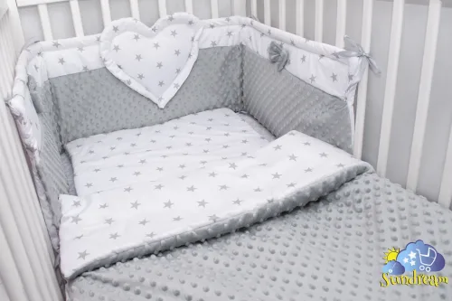 zestaw-do-lozeczka-z-ochraniaczem-z-sercem-gwiazdki-szare-z-szarym-minky.webp
