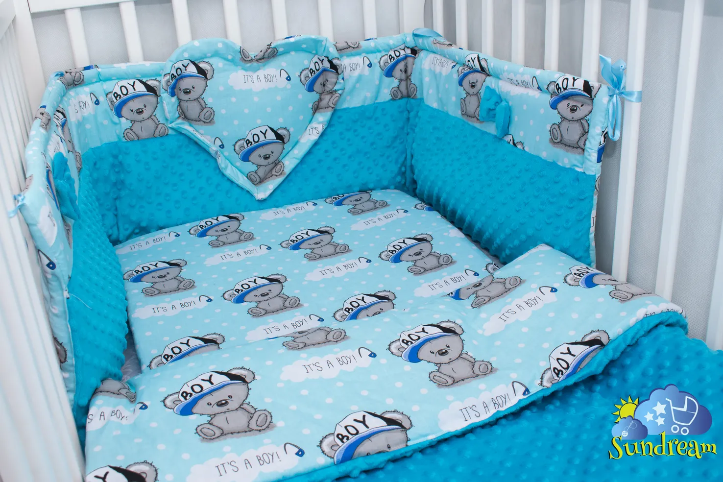 zestaw-do-lozeczka-z-ochraniaczem-z-sercem-mis-boy-niebiesie-z-niebieskim-minky.webp