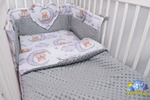zestaw-do-lozeczka-z-ochraniaczem-z-sercem-mis-ksiezyc-z-szarym-minky.webp